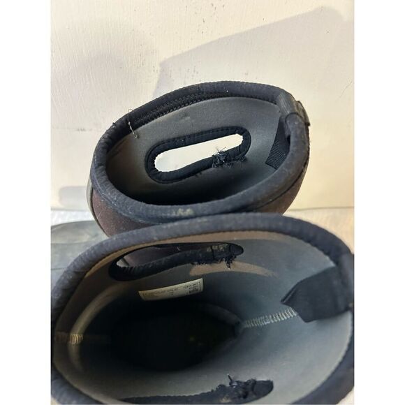 Bogs Kneoclse solid black boots youth 6 (scuffs) - Picture 2 of 9